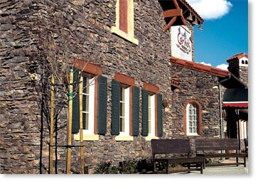 Canyon Ledge Manufactured Stone / Dakota Brown