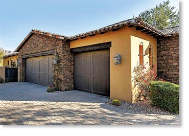 Italian Villa Manufactured Stone / Dakota Brown