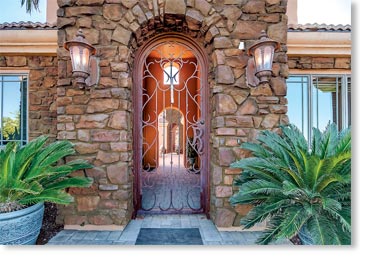 Italian Villa Stone Veneer / Dakota Brown